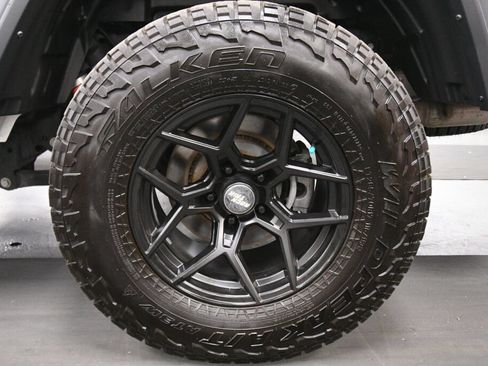 Used 2024 Jeep Gladiator Mojave w/ Technology Group AWD/4WD image 32