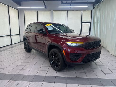 Used 2024 Jeep Grand Cherokee Altitude AWD/4WD image 2