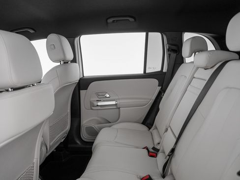 Used 2025 Mercedes-Benz GLB 250 4MATIC image 25