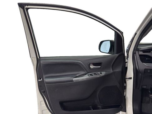 Used 2018 Toyota Sienna SE Premium FWD image 20