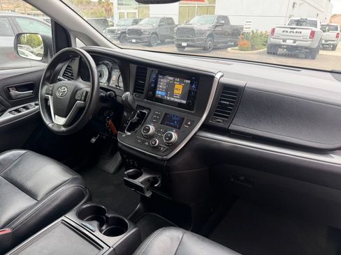 Used 2017 Toyota Sienna SE FWD image 17