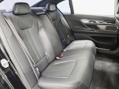 Used 2020 BMW 750i xDrive w/ Executive Package image 34