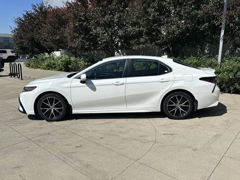 Used 2024 Toyota Camry SE w/ Cold Weather Package FWD image 9