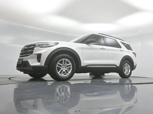 Used 2025 Ford Explorer Active RWD image 46