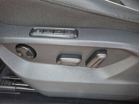 Used 2019 Volkswagen Tiguan SEL Premium image 12