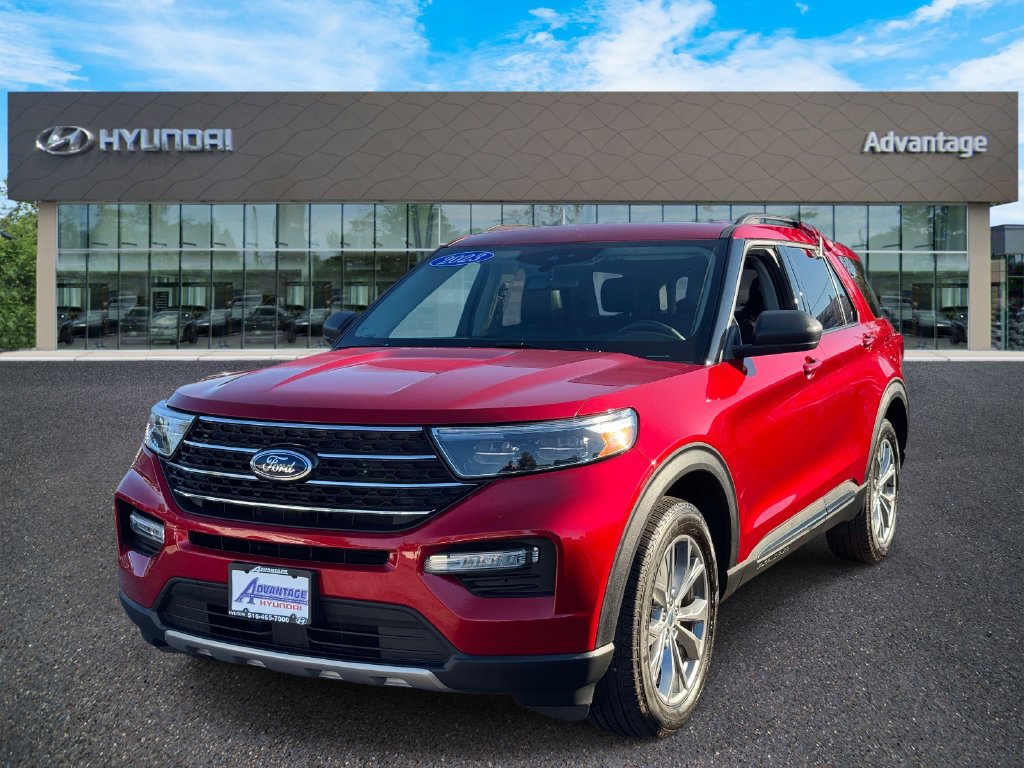 Used 2023 Ford Explorer XLT w/ Equipment Group 202A AWD/4WD image 4