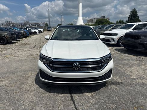 Used 2023 Volkswagen Jetta SE w/ Panoramic Sunroof Package FWD image 2