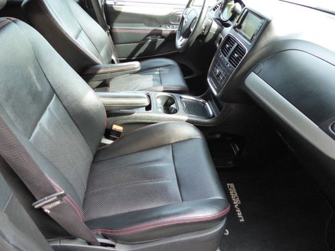 Used 2017 Dodge Grand Caravan GT image 27