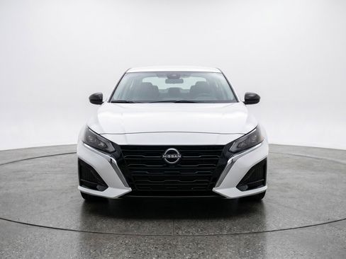 Used 2025 Nissan Altima 2.5 SV FWD image 2