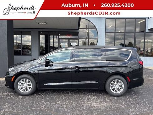 New 2026 Chrysler Pacifica Select image 1