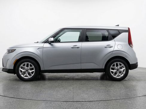 Used 2025 Kia Soul LX w/ LX Technology Package image 4