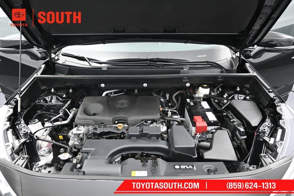 Used 2025 Toyota RAV4 XLE AWD/4WD image 32