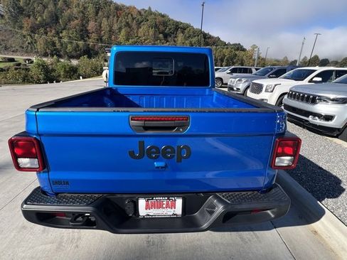 Used 2025 Jeep Gladiator Sport image 4