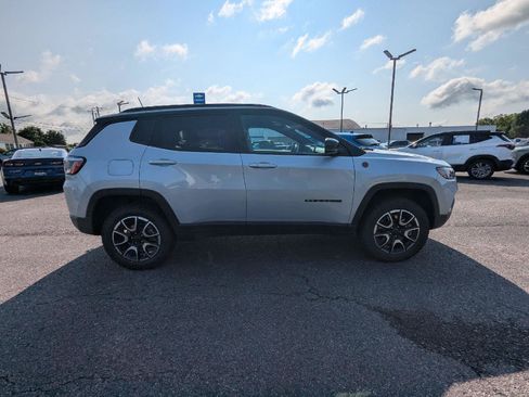 Used 2025 Jeep Compass Trailhawk AWD/4WD image 8