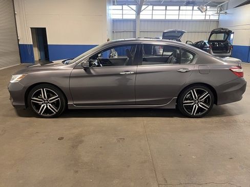 Used 2017 Honda Accord Touring image 6