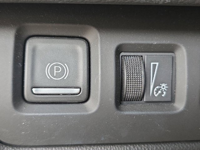 Certified 2024 Cadillac XT4 Premium Luxury w/ Technology Package FWD image 18