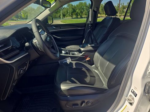 Used 2023 Jeep Grand Cherokee 4WD 4xe image 11