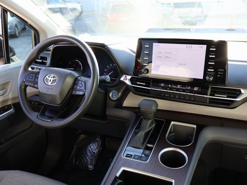 Used 2024 Toyota Sienna LE image 13