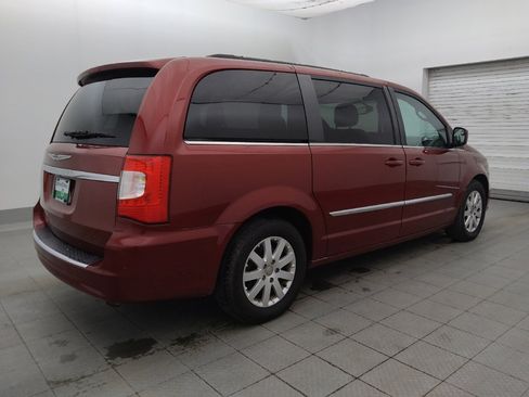 Used 2016 Chrysler Town & Country Touring FWD image 10