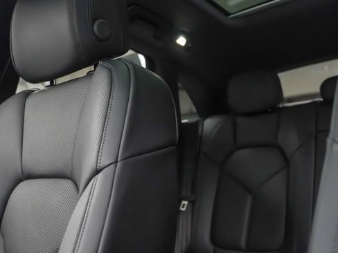 Certified 2026 Porsche Macan AWD/4WD image 36