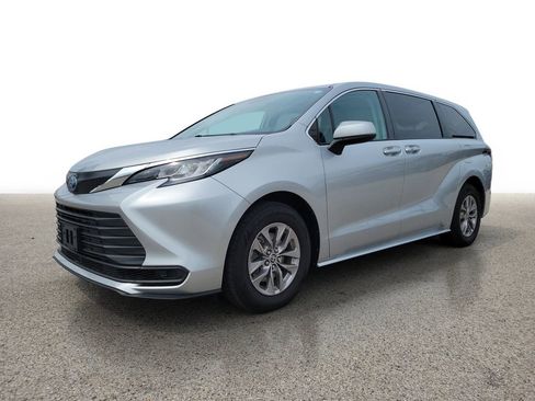 Used 2022 Toyota Sienna LE FWD image 2