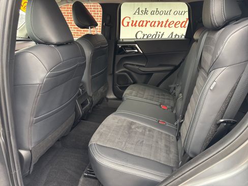 Used 2024 Mitsubishi Outlander SE image 11