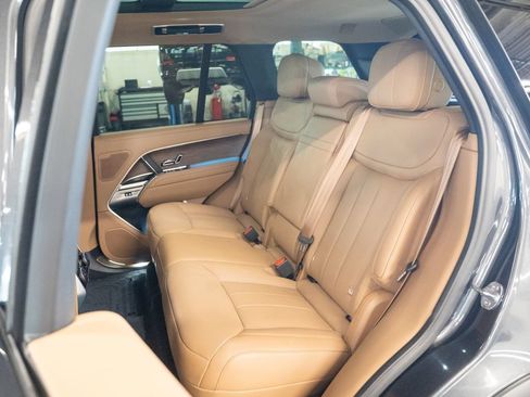 Certified 2025 Land Rover Range Rover SE AWD/4WD image 36