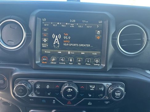 Used 2022 Jeep Wrangler Unlimited Sahara w/ Cold Weather Group AWD/4WD image 23