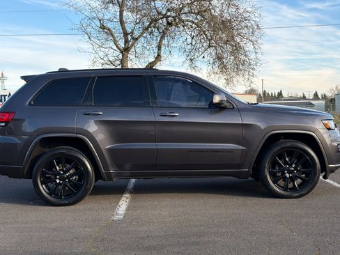 Used 2020 Jeep Grand Cherokee Altitude image 3