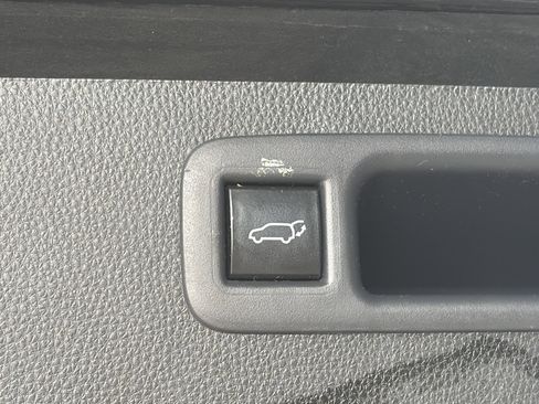 Used 2022 Toyota Highlander XLE AWD/4WD image 16