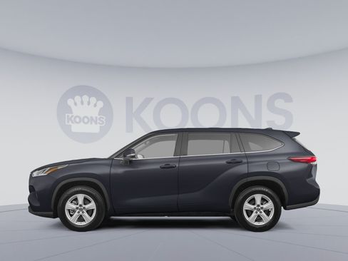 Used 2023 Toyota Highlander LE FWD image 2