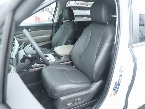 New 2025 Kia Carnival EX image 3