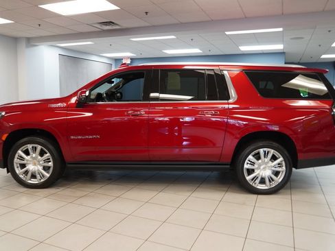 Used 2024 Chevrolet Suburban High Country w/ Advanced Technology Package AWD/4WD image 2