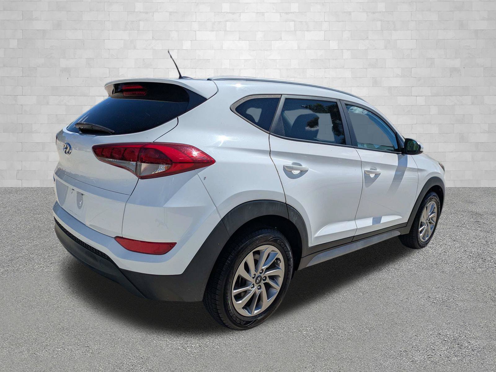 Used 2017 Hyundai Tucson SE w/ SE Popular Package 02 FWD image 2