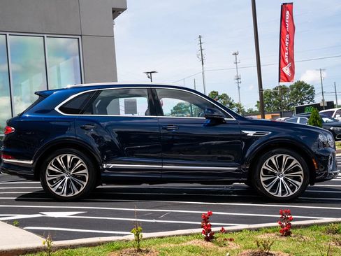 Used 2022 Bentley Bentayga AWD/4WD image 12