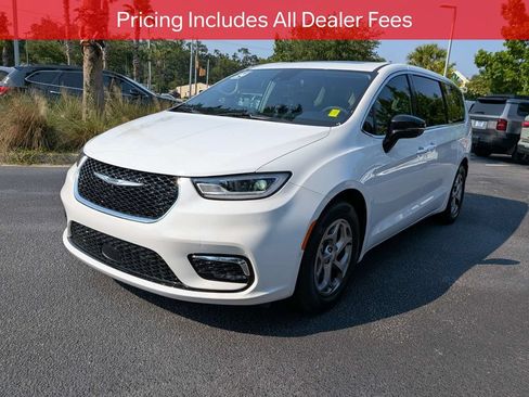 Used 2024 Chrysler Pacifica Limited w/ Uconnect Theater Family Group FWD image 8