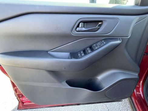 Used 2025 Nissan Rogue S image 14