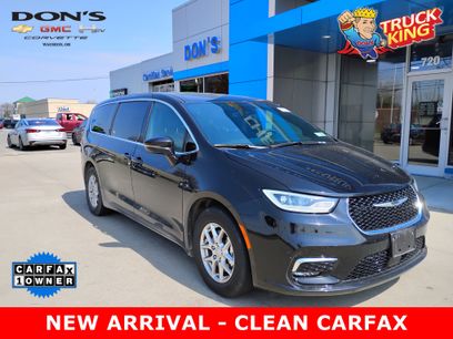 Used 2025 Chrysler Pacifica Select