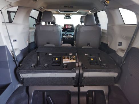 Used 2022 Toyota Sienna XLE w/ XLE Plus Package FWD image 18