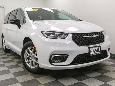 Used 2025 Chrysler Pacifica Select image 2