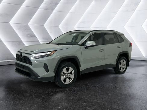Used 2022 Toyota RAV4 XLE w/ Convenience Package image 3