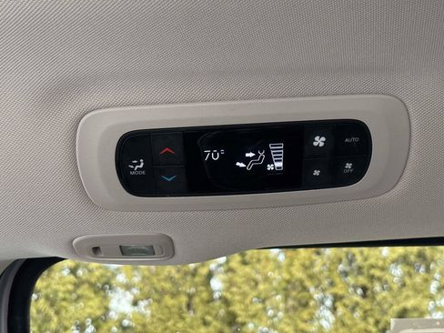 Used 2024 Chrysler Pacifica Limited image 17