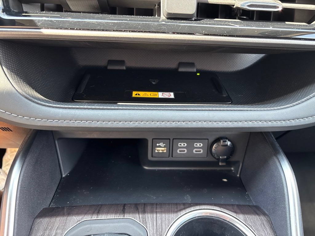 Used 2024 Toyota Highlander Limited AWD/4WD image 44