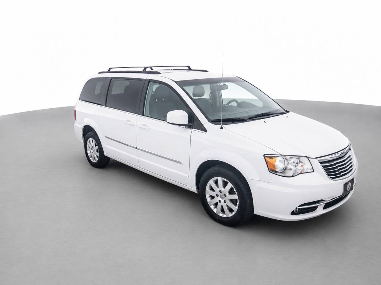 Used 2016 Chrysler Town & Country Touring FWD image 3