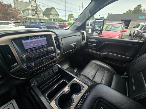 Used 2018 GMC Sierra 2500 Denali w/ Duramax Plus Package AWD/4WD image 12
