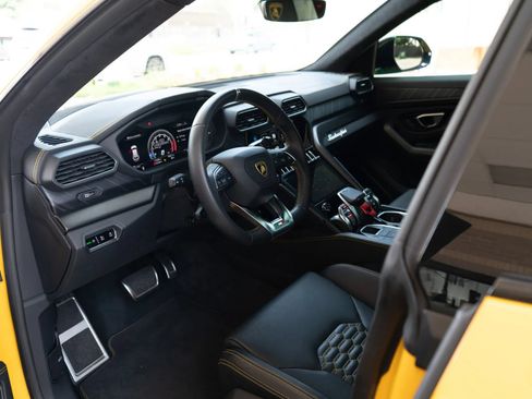 Used 2021 Lamborghini Urus AWD/4WD image 11