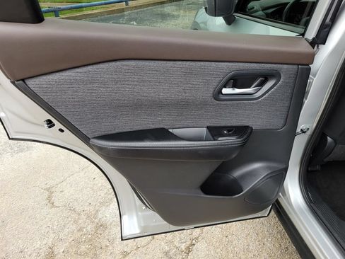 Used 2023 Nissan Rogue SV FWD image 17