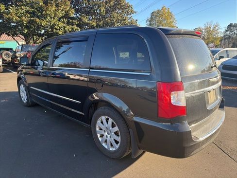 Used 2014 Chrysler Town & Country Touring image 5