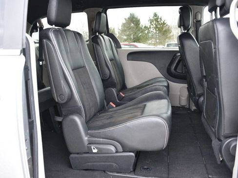 Used 2019 Dodge Grand Caravan SXT image 11