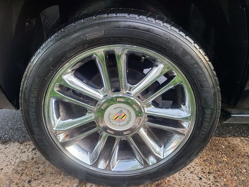 Used 2010 Cadillac Escalade Premium image 10